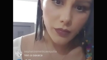 Evaluna descuido se le sale pezon en directo